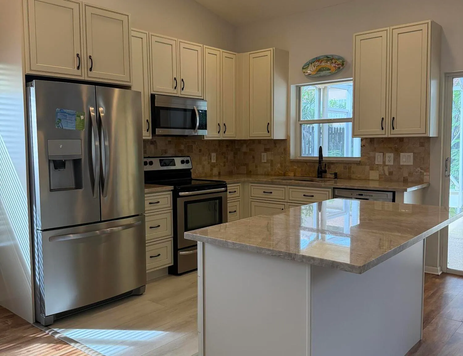 3 bed, 2.0 bath, 1546 sqft, $4,000 — Photo 3