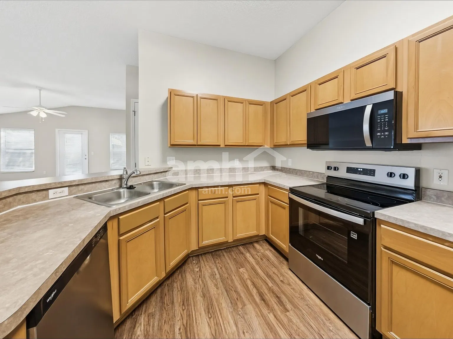 3 bed, 2.0 bath, 1627 sqft, $2,285 — Photo 4