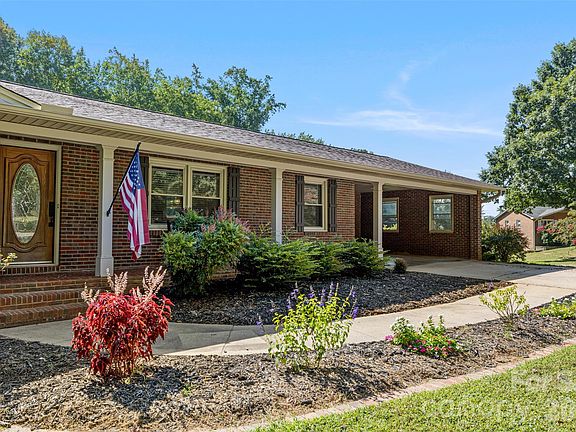 2nd image of 4022 Lynn Cir