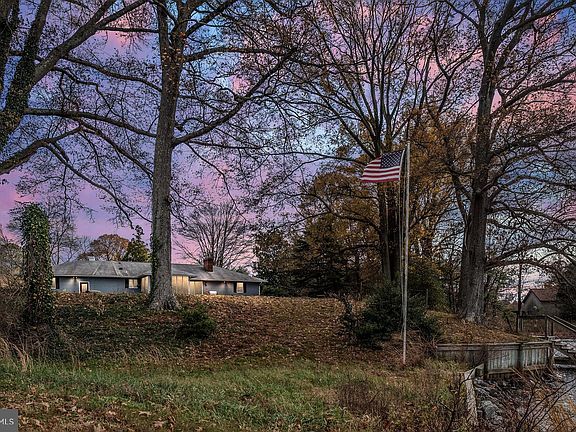 2nd image of 667 Edgewater Ln