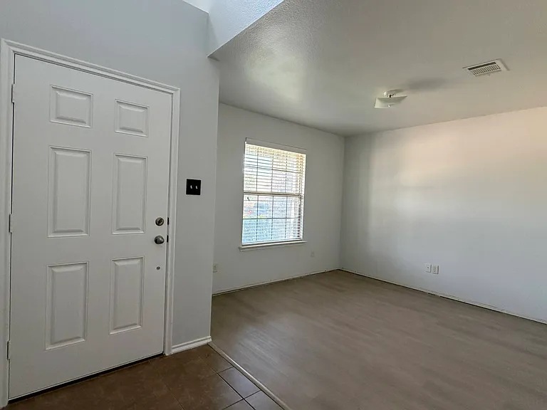 2123 Meadow View Dr — Photo 5