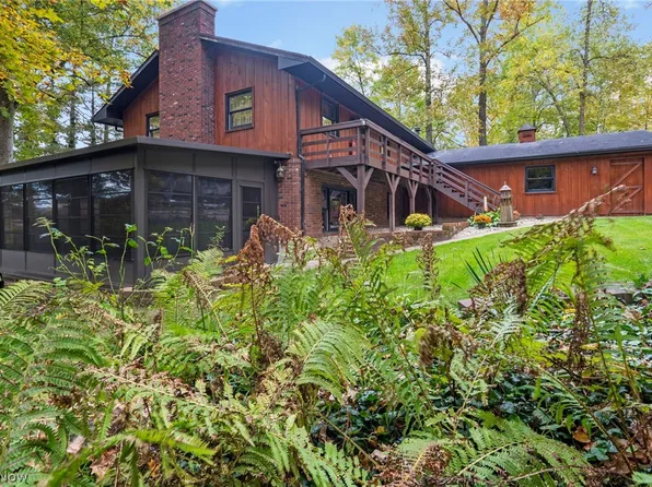 9239 Lakewood Dr NE, Mineral City, OH 44656