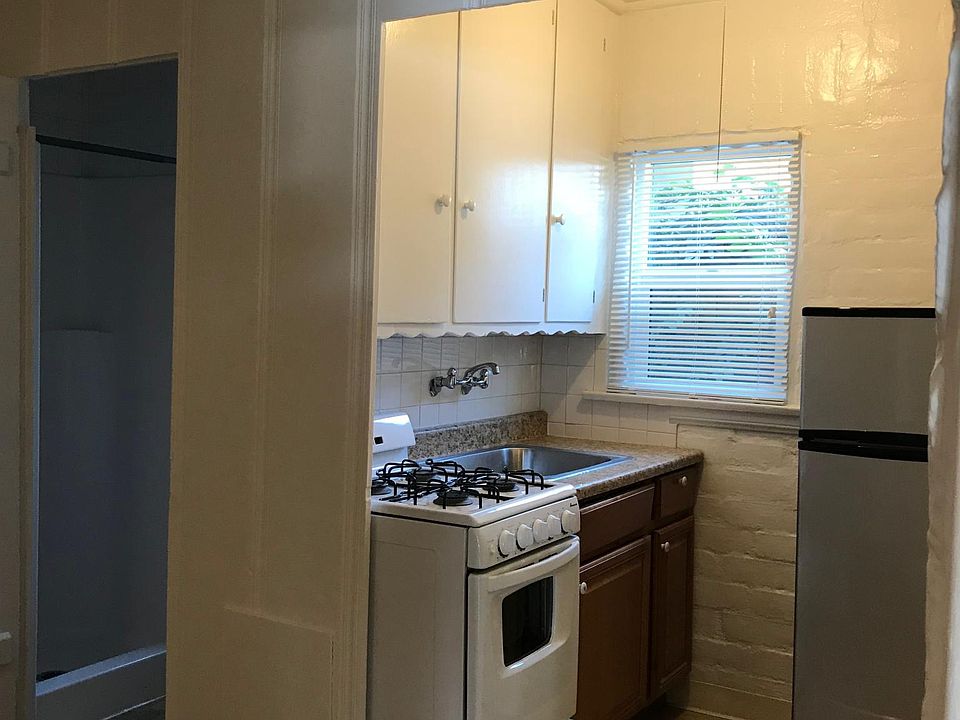 2nd image of 2440 Ocean Park Blvd #1