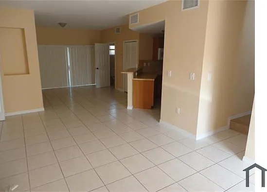 650 SW 7th Ter — Photo 2
