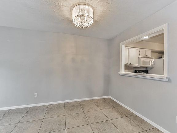 4th image of 2720 Briarhurst Dr APT 6