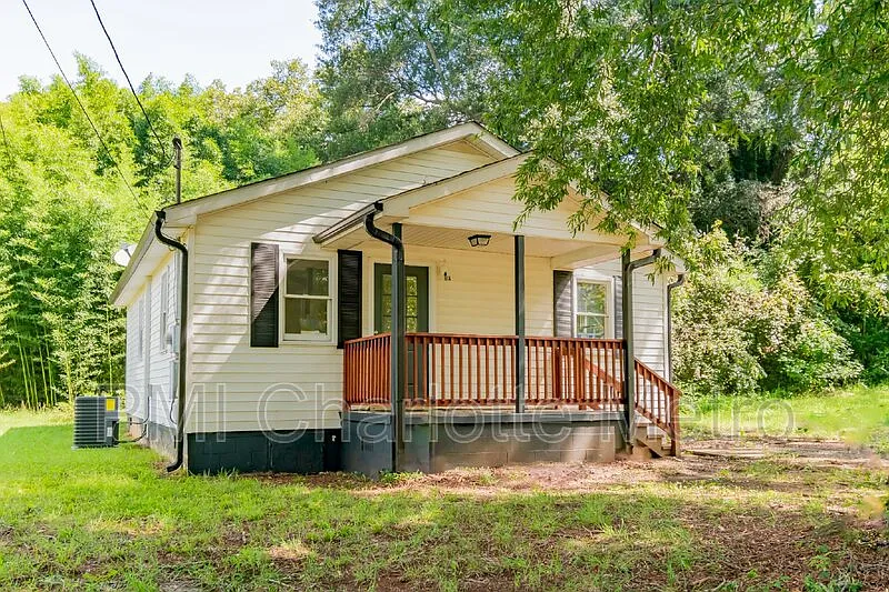 2 bed, 1.0 bath, 846 sqft, $1,250 — Photo 2