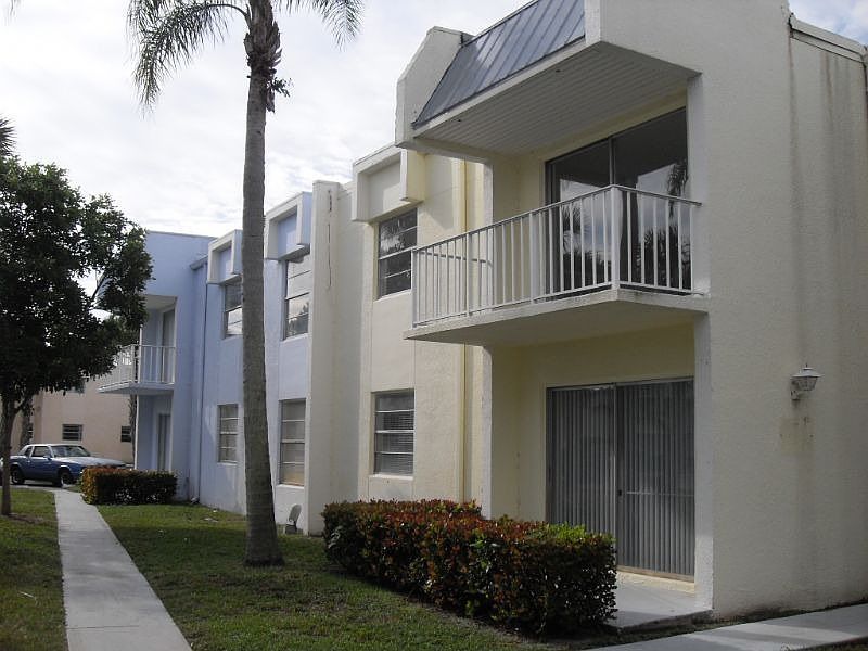 419 Executive Center Dr, WPB