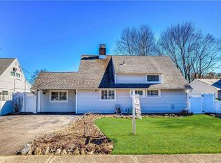 17 Arbor Ln, Hicksville, NY