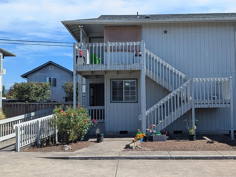 1217 R St #5 — Photo 4
