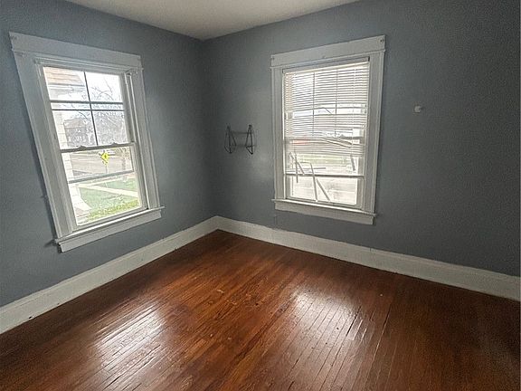 4th image of 907 Dewey Ave