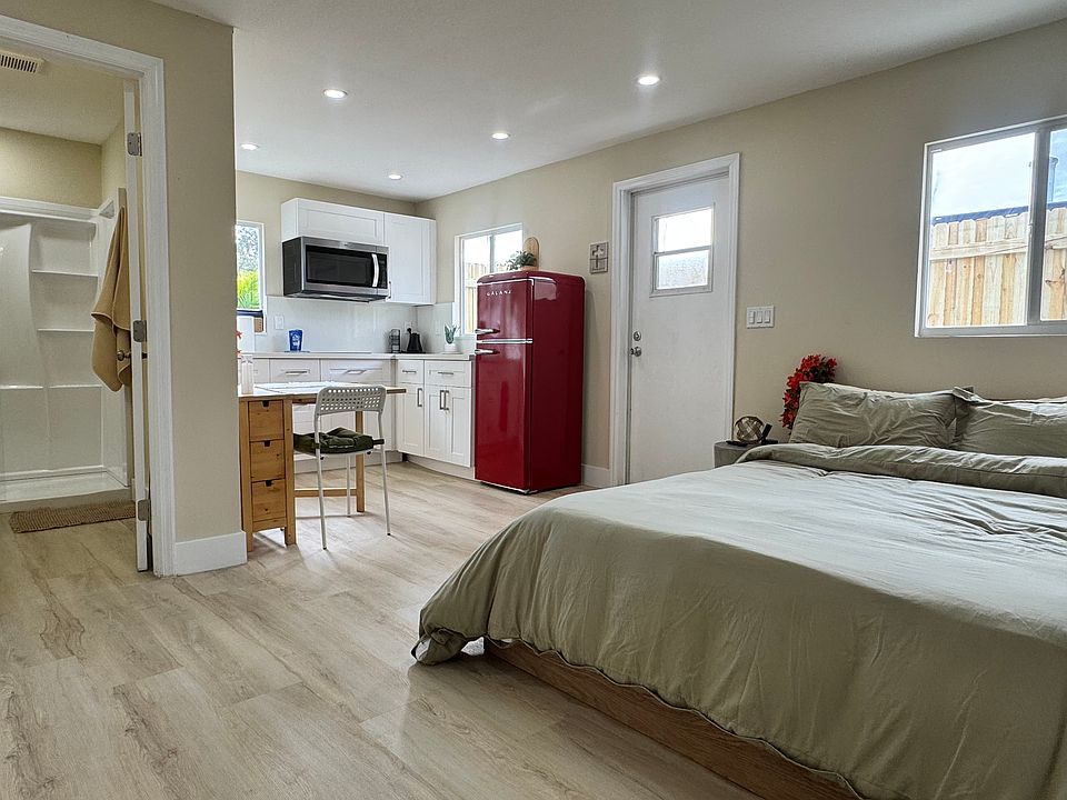 1st image of 4135 Des Moines St NE #1