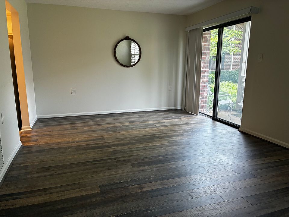 Family Room (kitchen to the left, patio to the right)