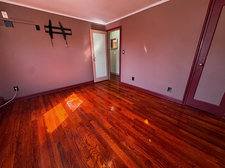 576 Uncas Ave — Photo 5