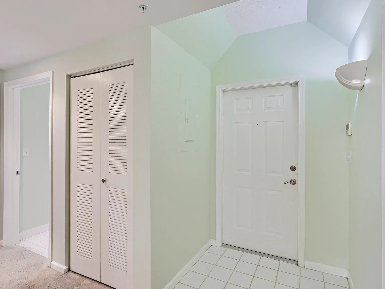 3 bed, 2.0 bath, 1446 sqft, $5,000 — Photo 4