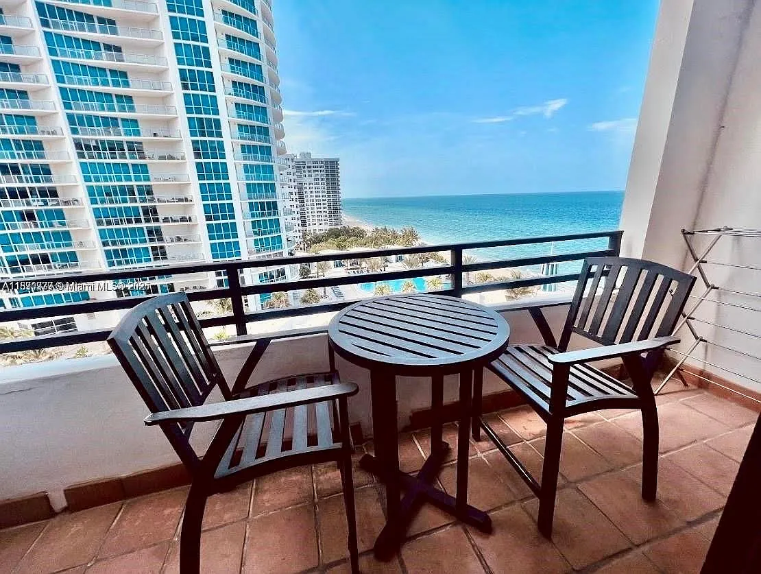 Alexander Towers Condo — Photo 2