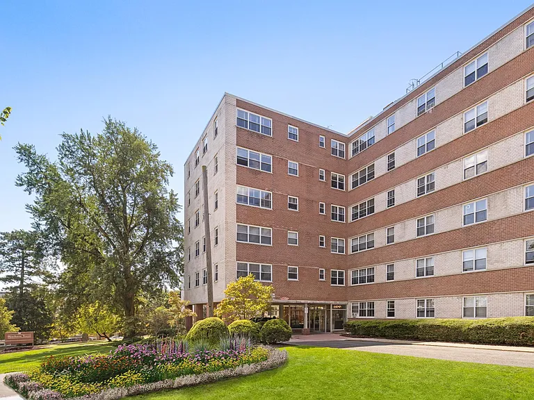 Hawthorne Towers Apartments — Photo 21