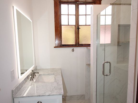 2nd image of 11 Fontainebleau Dr APT A