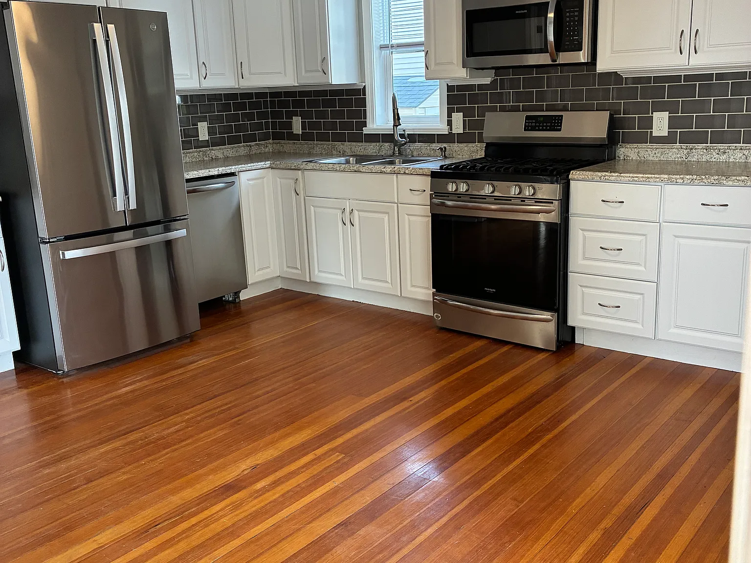 3 bed, 1100 sqft, $2,300 — Photo 2
