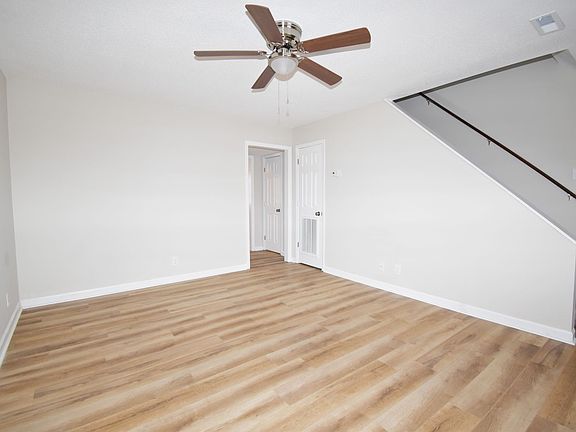 3rd image of 240 Winters Ct #271B