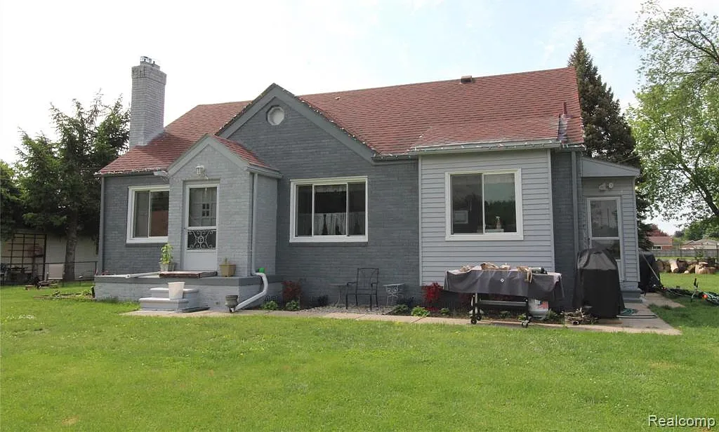 4 bed, 2100 sqft, $2,100 — Photo 1