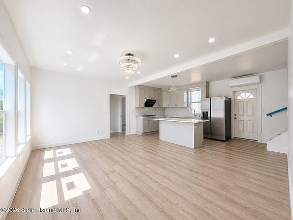 2nd image of 3900 Victory Blvd