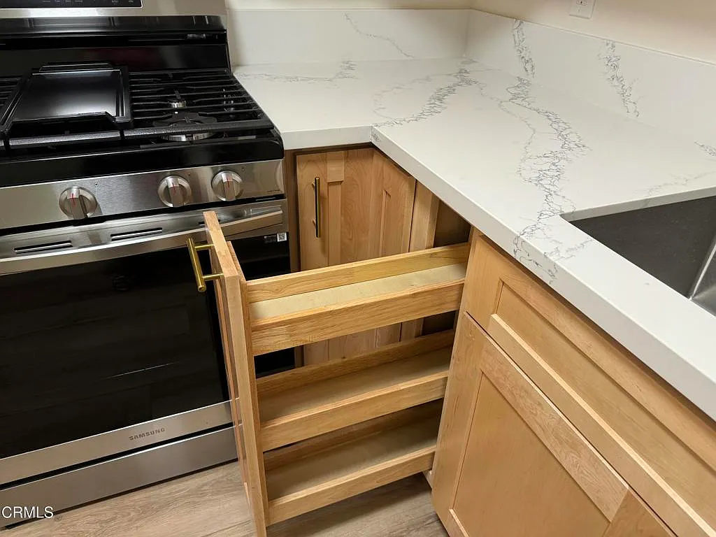 3 bed, 1.0 bath, 900 sqft, $3,000 — Photo 4