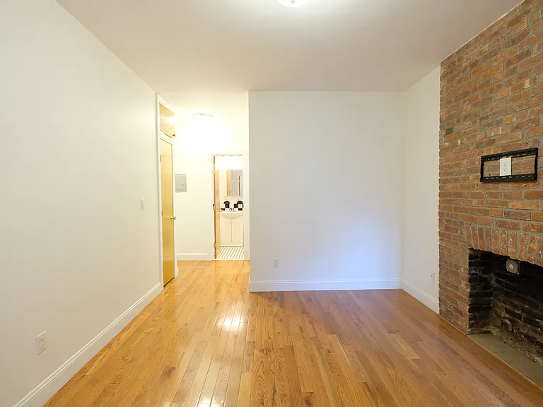 237 W 20th St #3B — Photo 4