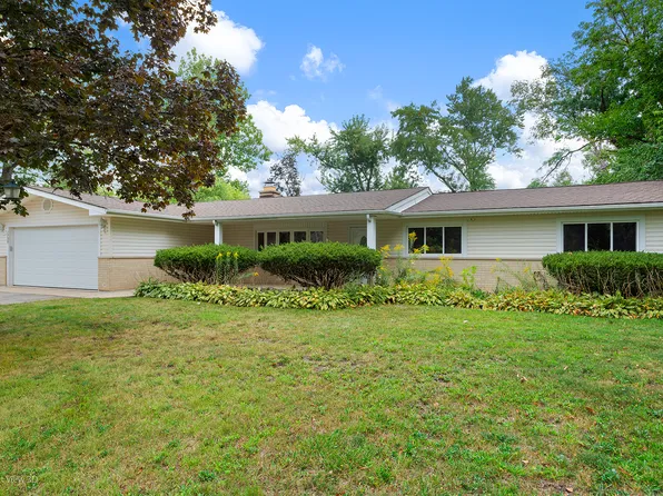 1735 Indian Hill Dr, Roselle, IL 60172