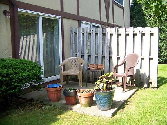 3rd image of 1027 Greenwood Cir #1027
