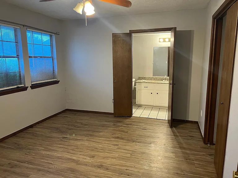 2411 SW 102nd St — Photo 5