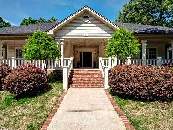 3rd image of 10 Bernay Dr