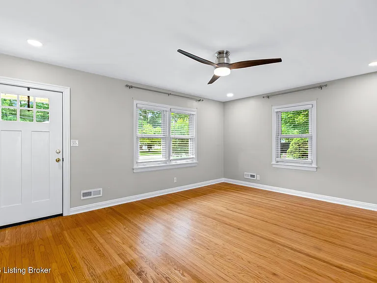 519 Leyton Ave — Photo 14