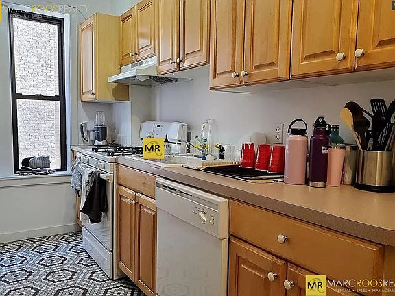 3rd image of 464 Park Dr #6