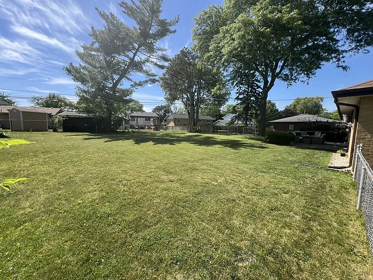 1431 E Emmerson Ln — Photo 24