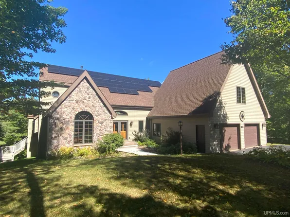 148 Chippewa Dr, Negaunee, MI 49866