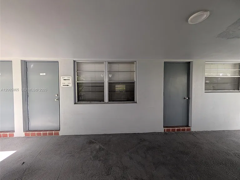 900 Tallwood Ave #305 — Photo 3