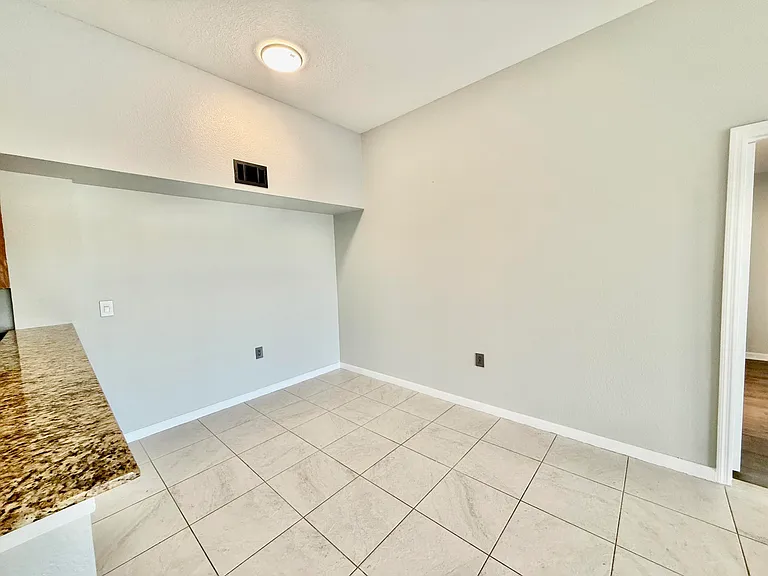 271 SW Palm Dr #304 — Photo 9
