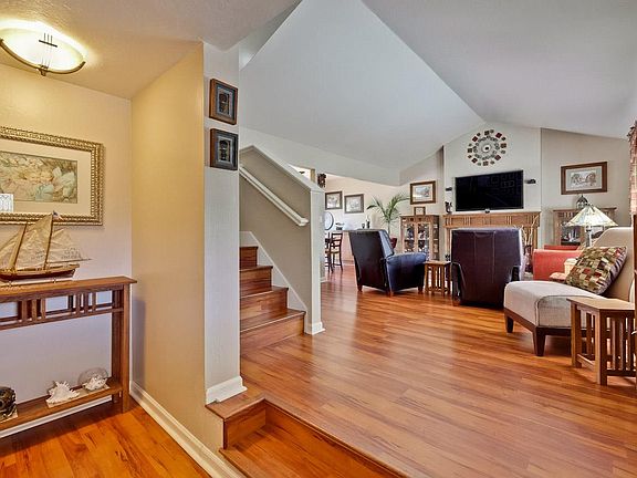 2nd image of 815 Bend Ave