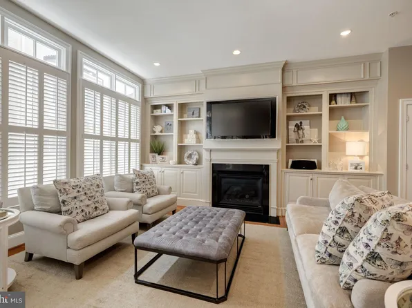 712 Bracey Ln, Alexandria, VA 22314