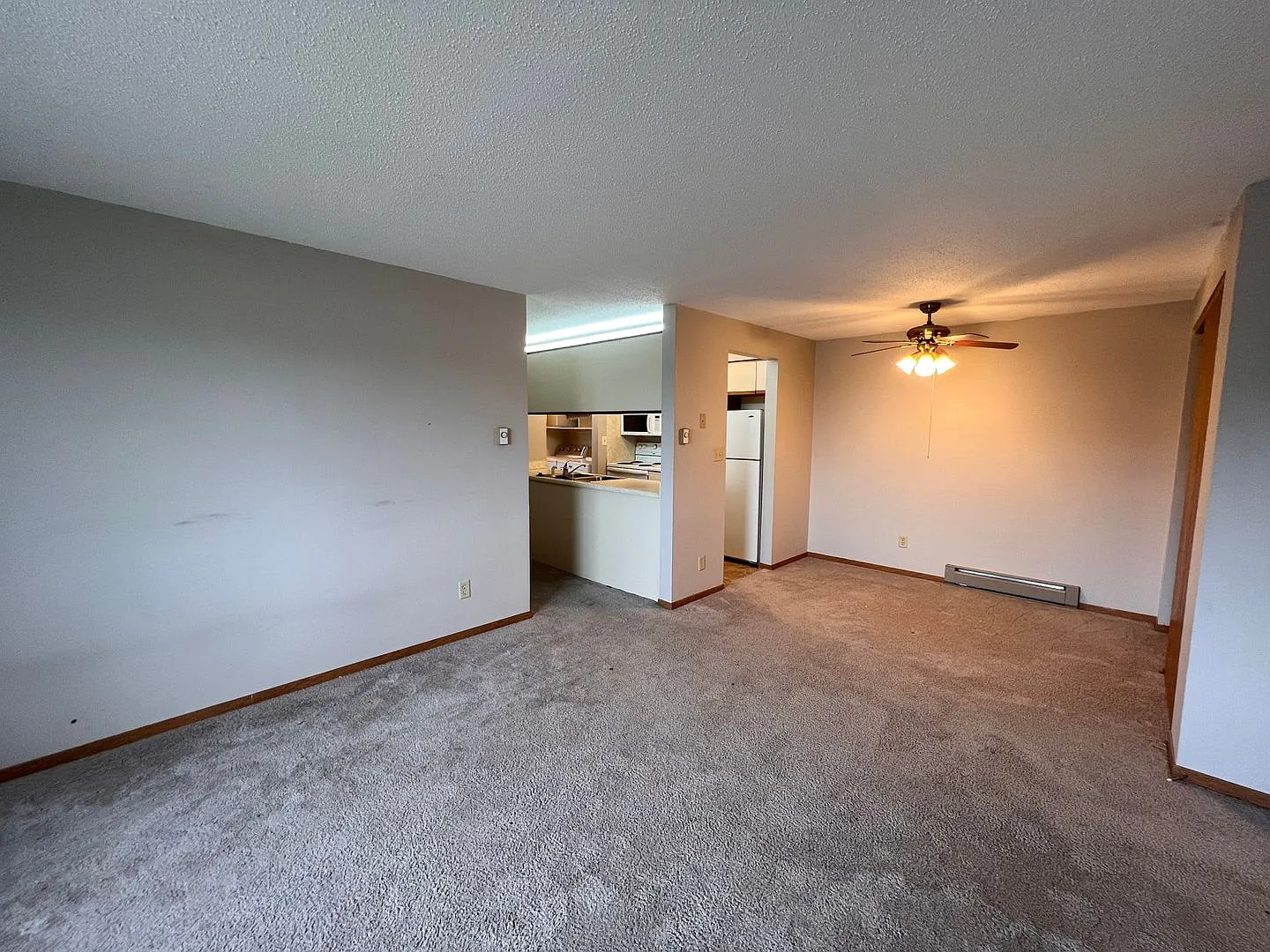 Spacious 2 bedroom 1 bath on Benton Dr. in Iowa City! — Photo 3