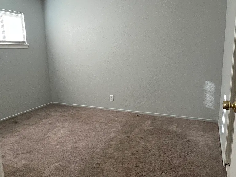 2129 Winafred St — Photo 6