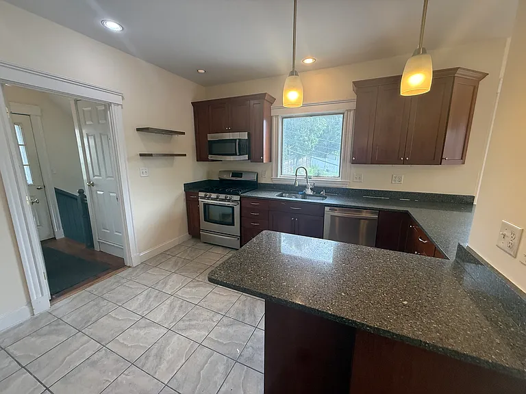 565 Main St #2 — Photo 3