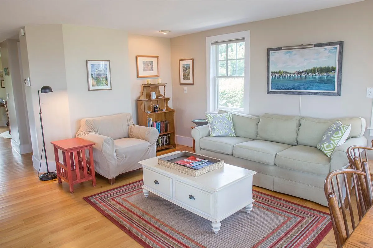 4 bed, 4.0 bath, 1594 sqft, $5,300 — Photo 2