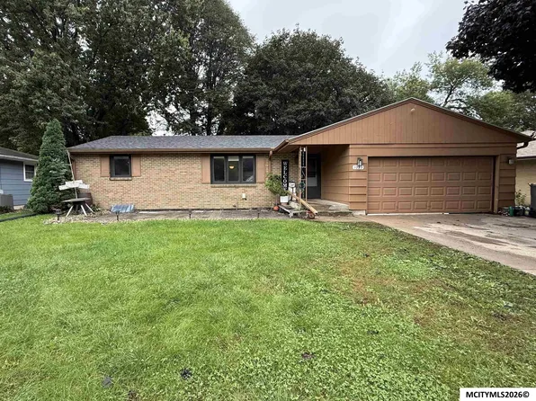 1039 Park Ln, Mason City, IA 50401
