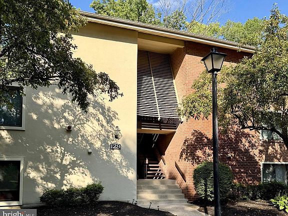 3rd image of 129 Echelon Rd APT 2
