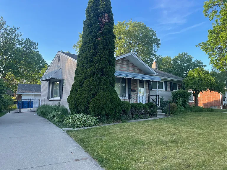 31395 Lyons Cir W — Photo 2