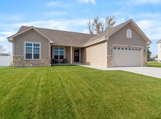 319 Log Cabin Ln, Belgium, WI 53004