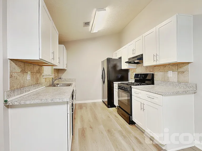 270 Rosewood Dr — Photo 6