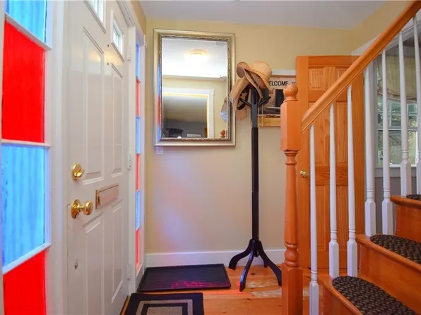 5 Tews Ct, Newport, RI 02840