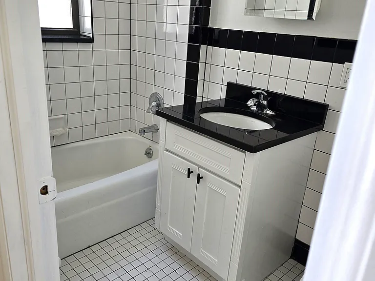 1546 Madison Ave #4A — Photo 6